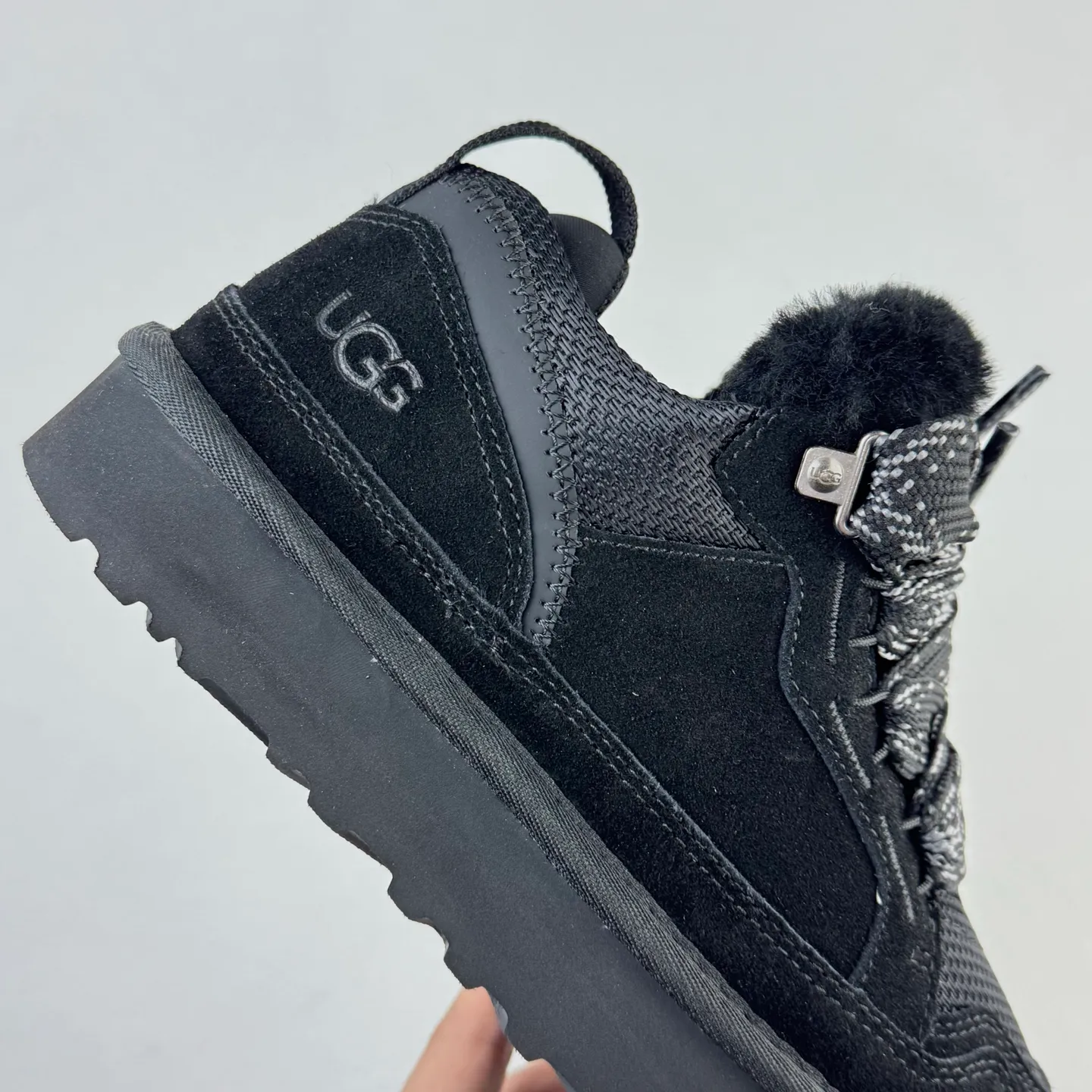 Local 💰600 OEM grade 4032 Mel series, top workmanship, super stable version ✔️ Good looks and texture, suede leather + low-key logo show retro, classic two-color shoelaces can be worn as two shoes ✔️ So comfortable that you want to weld your feet, ultra-light material + 5cm thick sole, increase height without tiring the feet, wool insoles are warm and breathable, no pressure for commuting and shopping all day long ✔️ I love the details: wide shoelaces for photos. Sizes 34-45 are suitable for various foot types. Slight stains can be wiped clean with a damp cloth. The loose feeling in early autumn is all due to it. Close your eyes and avoid stepping on thunder! 👟